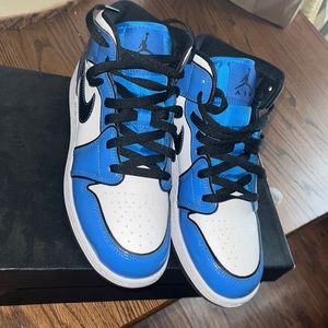 Air Jordan 1 Mid SE ‘Signal Blue’ DD6834-402
